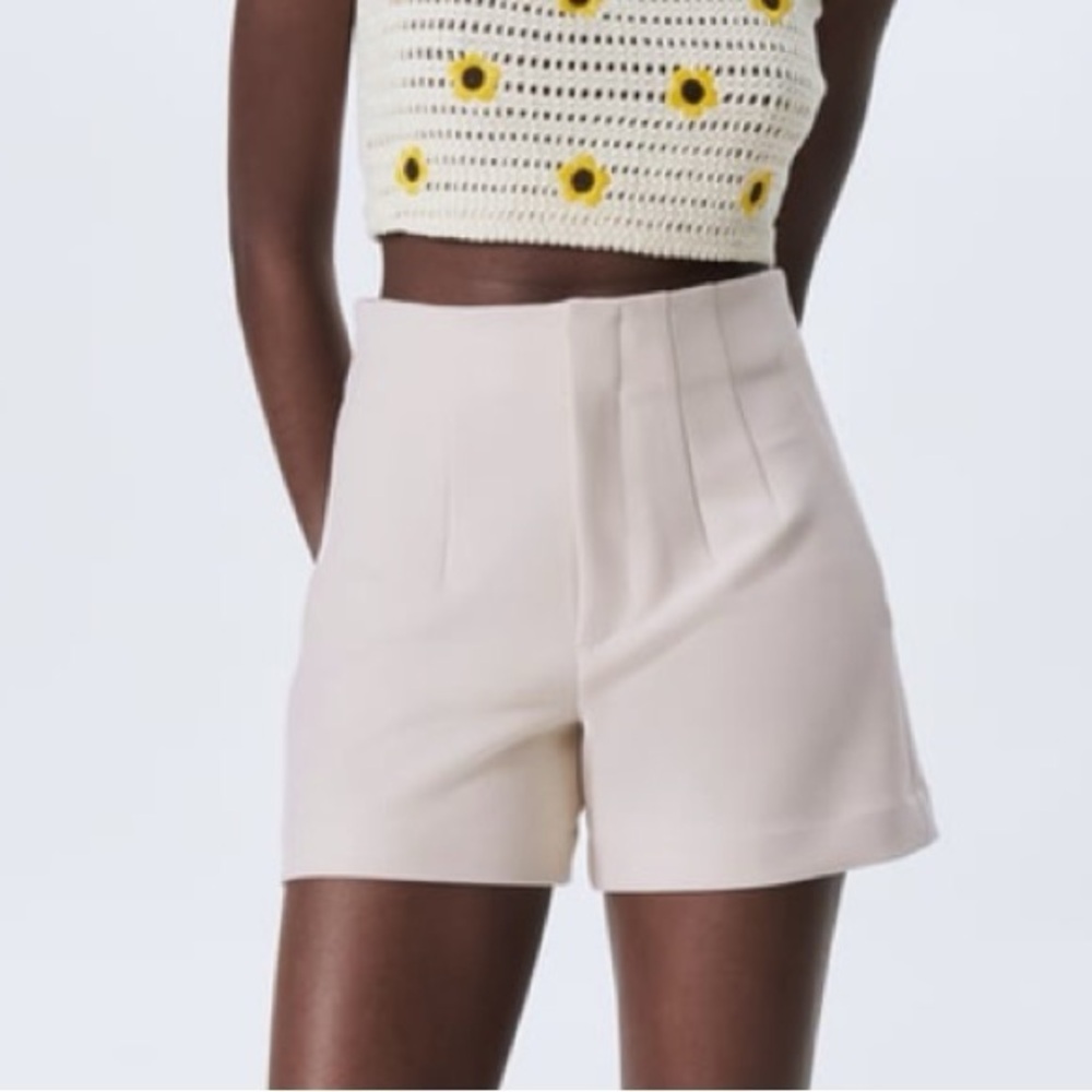 Zara High-Waisted Ecru Pleated Shorts • Size S